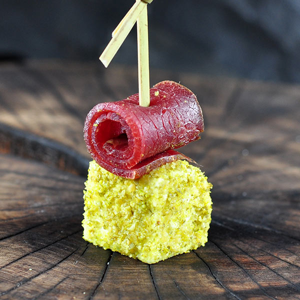 Халлуми в панировке с сыровяленой говядиной